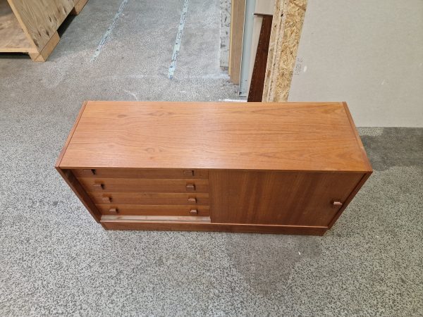 Lille skænk med fire skuffer, skydelåge og kantede greb, teak, Domino