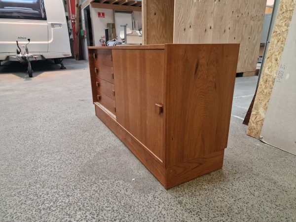 Lille skænk med fire skuffer, skydelåge og kantede greb, teak, Domino