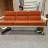 Magnus Olesen Trepersoners sofa, Magnus Olesen, egetræ, rød polstring