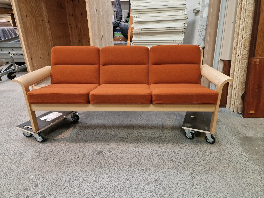 Magnus Olesen Trepersoners sofa, Magnus Olesen, egetræ, rød polstring