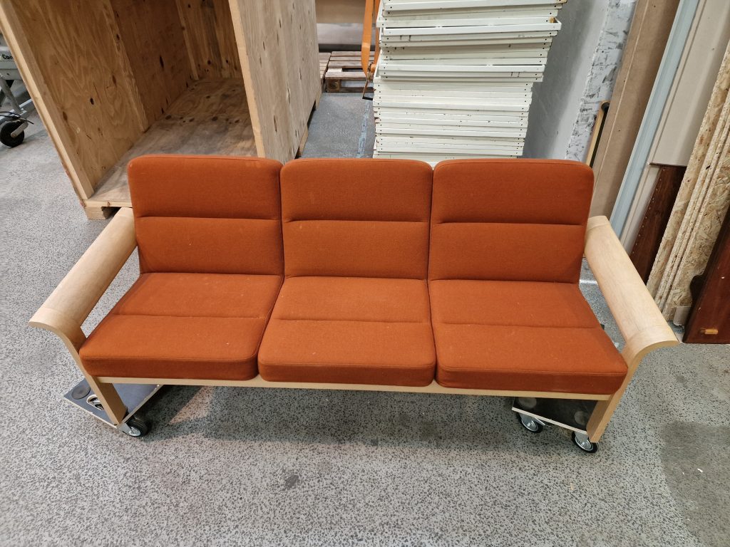 Magnus Olesen Trepersoners sofa, Magnus Olesen, egetræ, rød polstring — billede 4