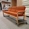 Magnus Olesen Trepersoners sofa, Magnus Olesen, egetræ, rød polstring — billede 3
