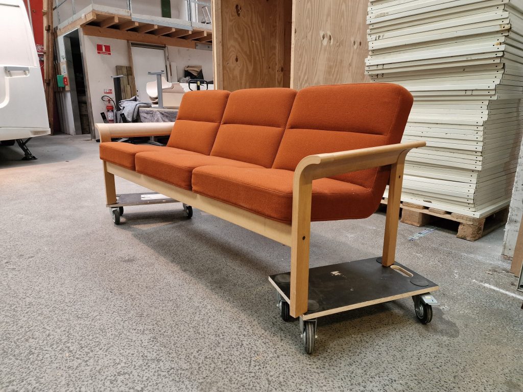 Magnus Olesen Trepersoners sofa, Magnus Olesen, egetræ, rød polstring — billede 3