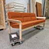 Magnus Olesen Trepersoners sofa, Magnus Olesen, egetræ, rød polstring — billede 2