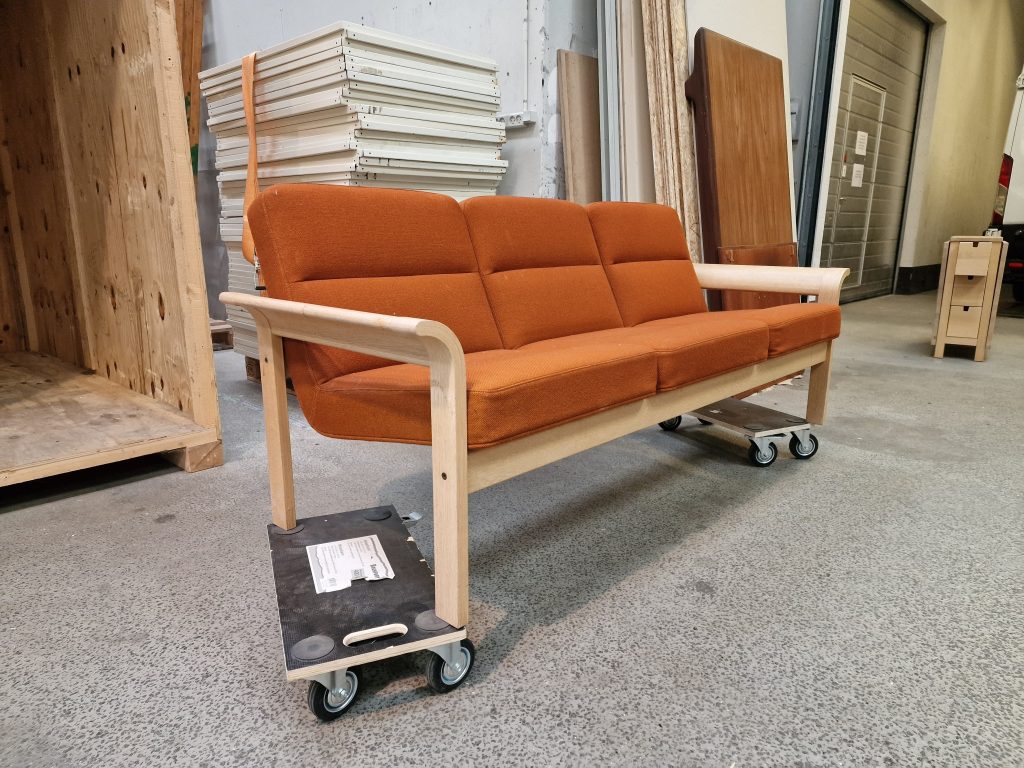 Magnus Olesen Trepersoners sofa, Magnus Olesen, egetræ, rød polstring — billede 2