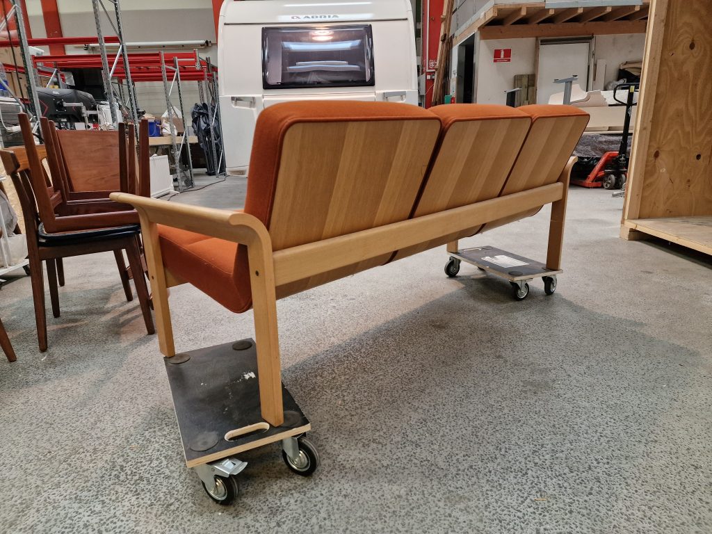Magnus Olesen Trepersoners sofa, Magnus Olesen, egetræ, rød polstring — billede 6