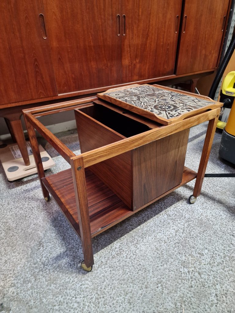 Haslev, Royal Copenhagen bar bord, sidebord, sofabord i palisander med kakler fra Royal Copenhagen — billede 7