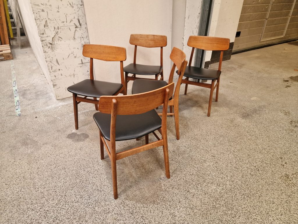 Fem spisestole i teak med skai