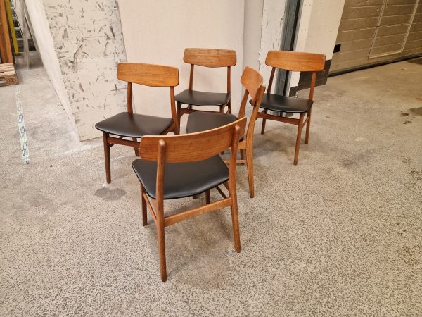 Fem spisestole i teak med skai