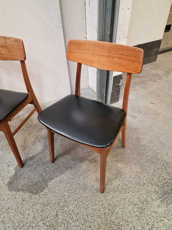 Fem spisestole i teak med skai