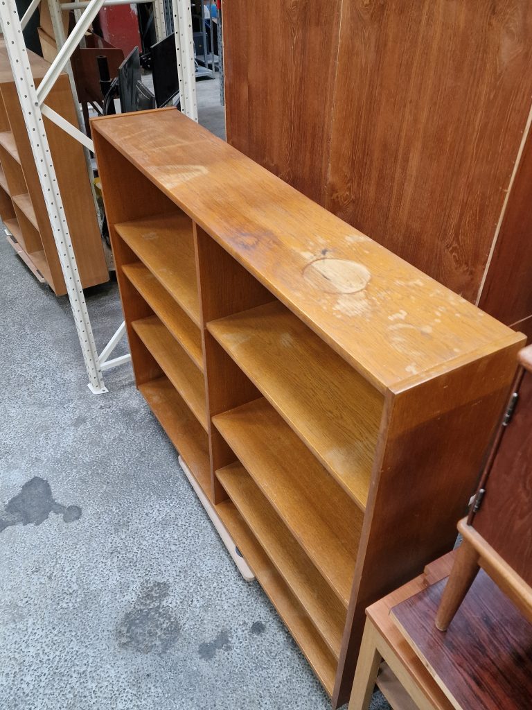 Bogreol i egetræ — billede 2