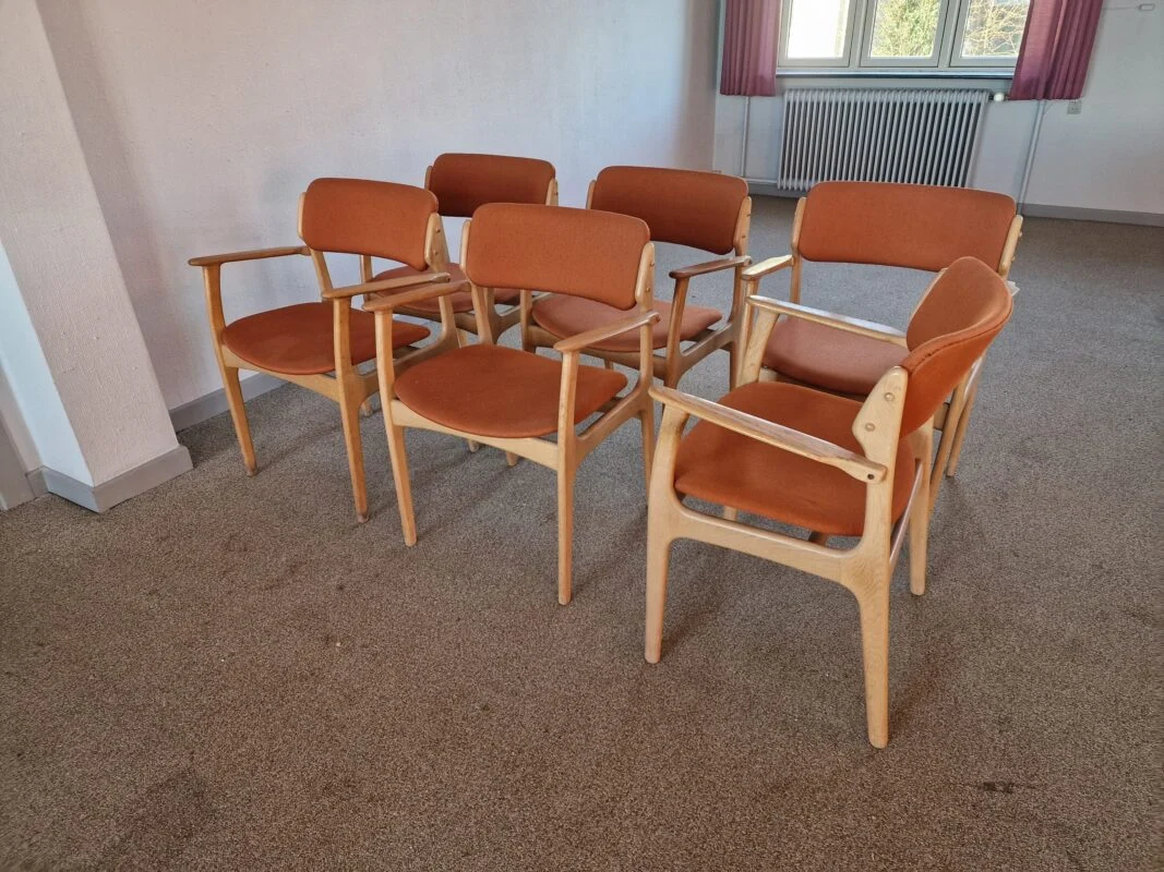 Erik Buch model OD50 6 stk Erik Buch OD50 med armlæn i massiv egetræ