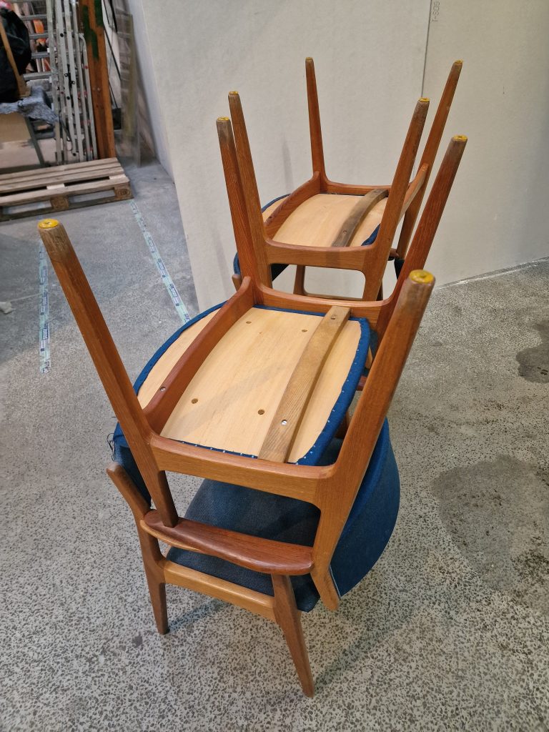 Henning Kjærnulf, model 317/318 4 stk Henning Kjærnulf armstole af teak model 317/318 — billede 4