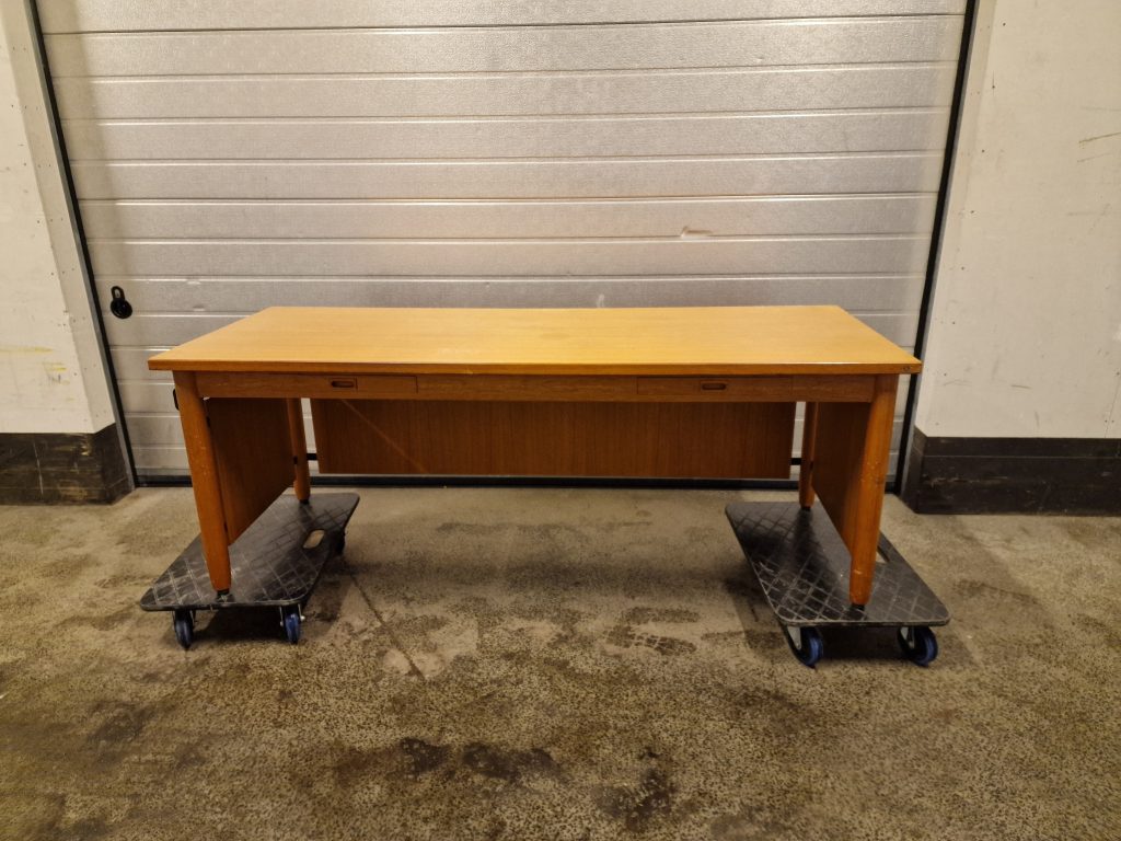 Nipu Direktør-skrivebord med indbyggede skuffer, teak, Nippu