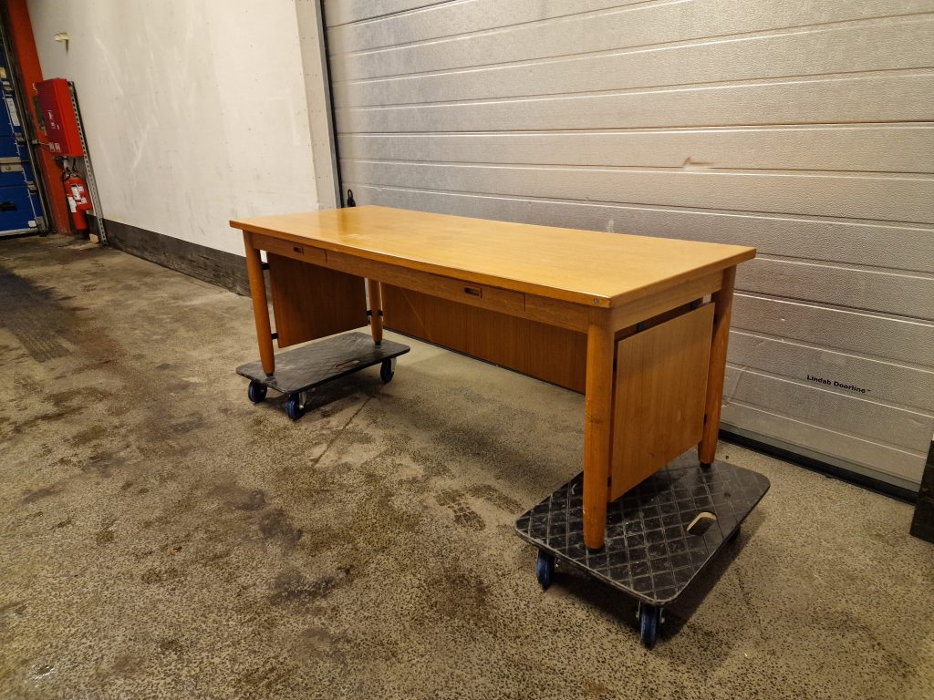 Nipu Direktør-skrivebord med indbyggede skuffer, teak, Nippu — billede 3
