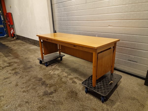 Direktør-skrivebord med indbyggede skuffer, teak, Nippu