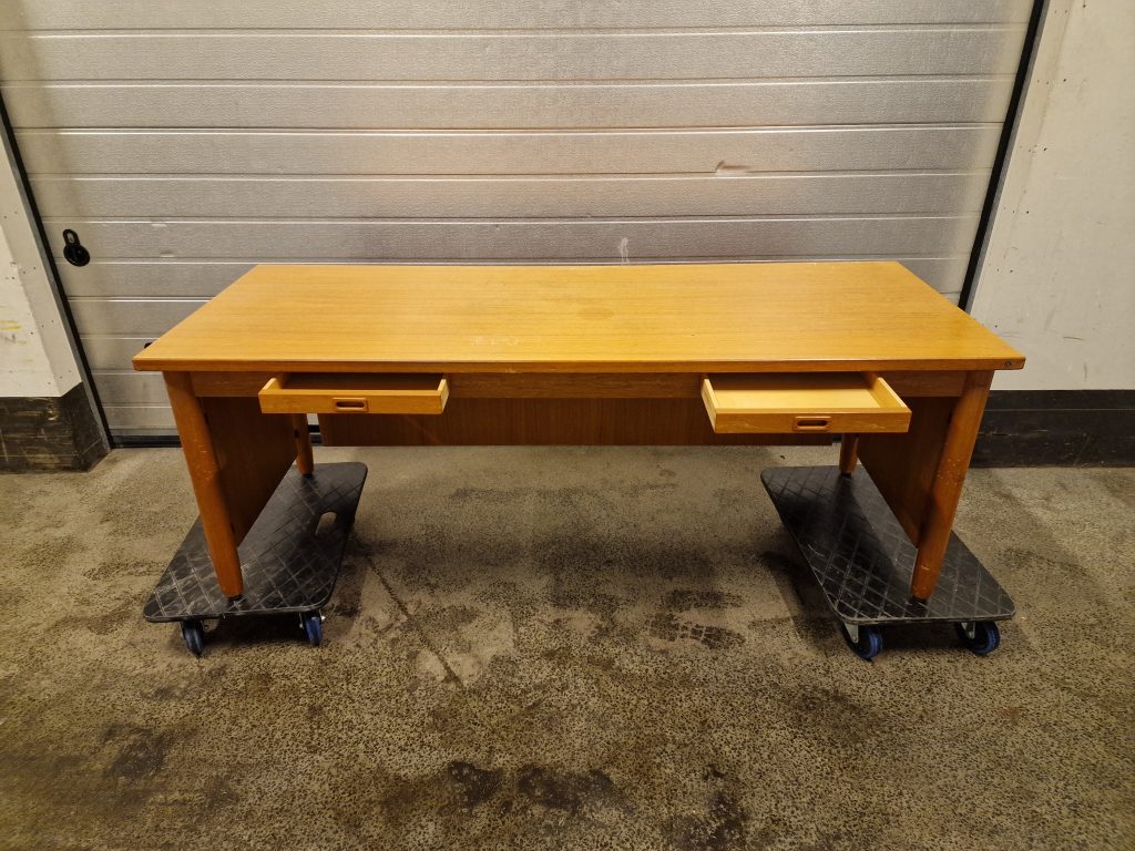 Nipu Direktør-skrivebord med indbyggede skuffer, teak, Nippu — billede 4