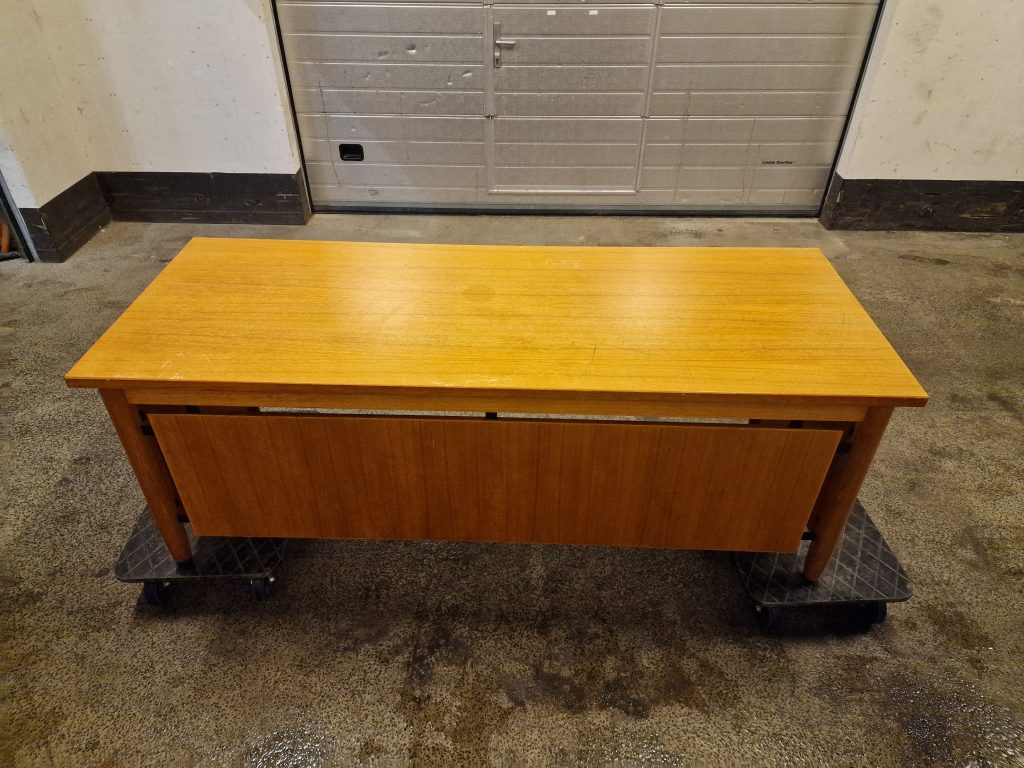 Nipu Direktør-skrivebord med indbyggede skuffer, teak, Nippu — billede 6