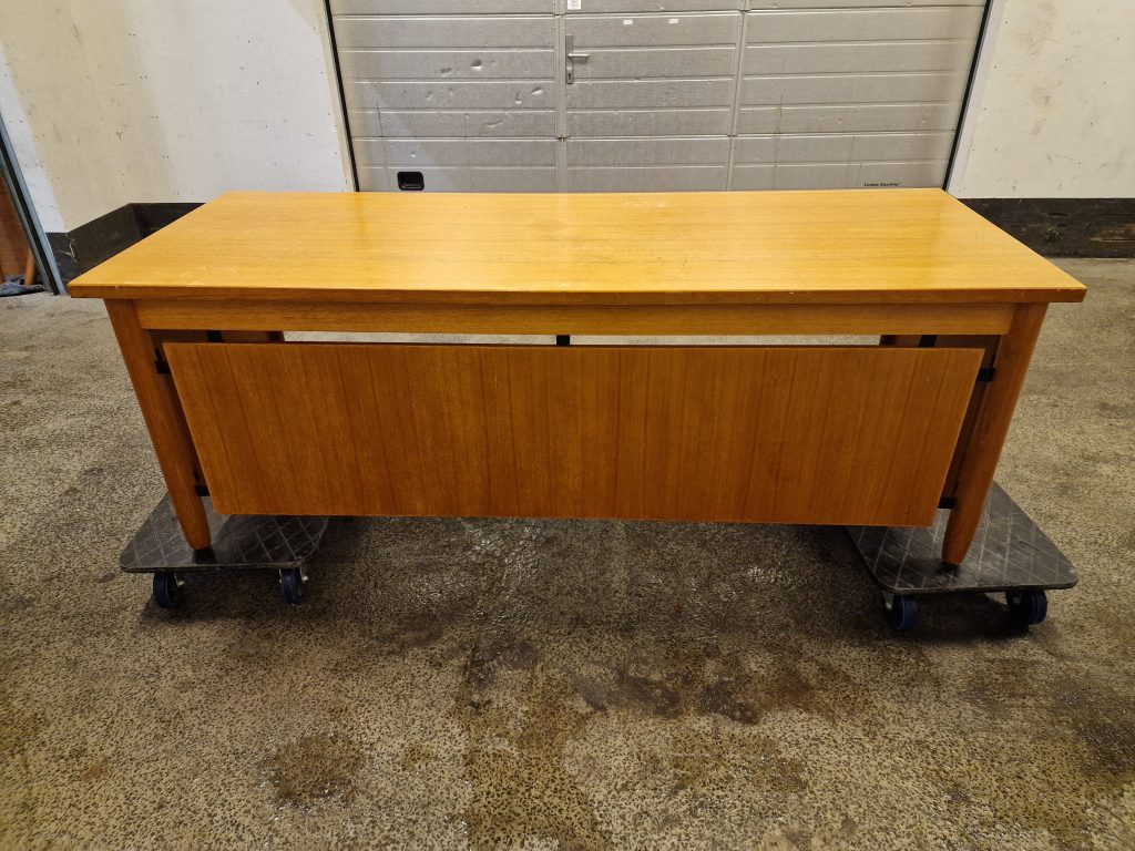 Nipu Direktør-skrivebord med indbyggede skuffer, teak, Nippu — billede 7