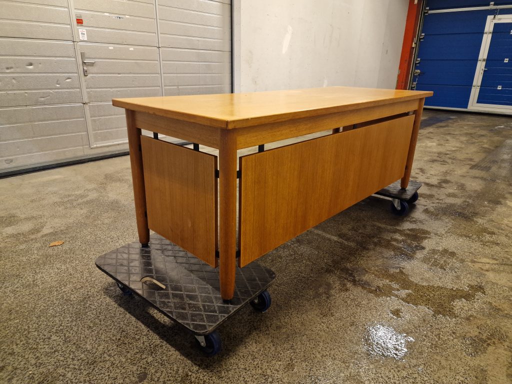Nipu Direktør-skrivebord med indbyggede skuffer, teak, Nippu — billede 8