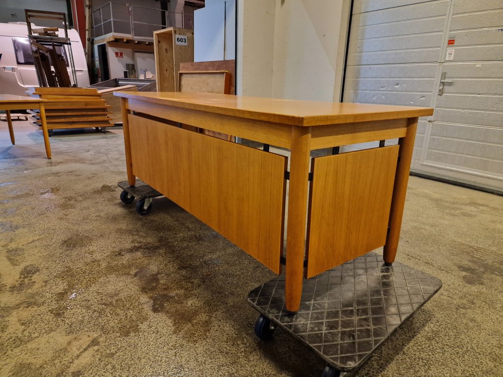 Nipu Direktør-skrivebord med indbyggede skuffer, teak, Nippu — billede 9
