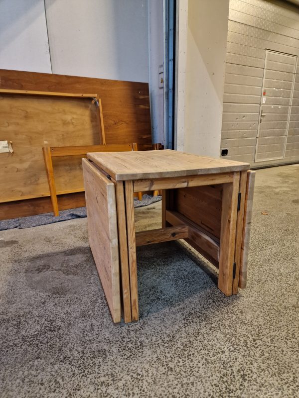 Spisebord i massiv fyrretræ med gateleg-ben