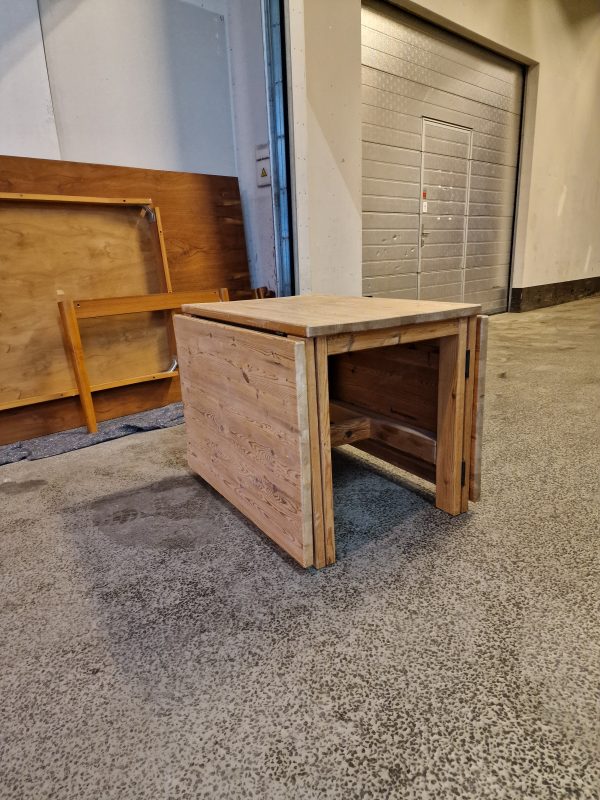 Spisebord i massiv fyrretræ med gateleg-ben