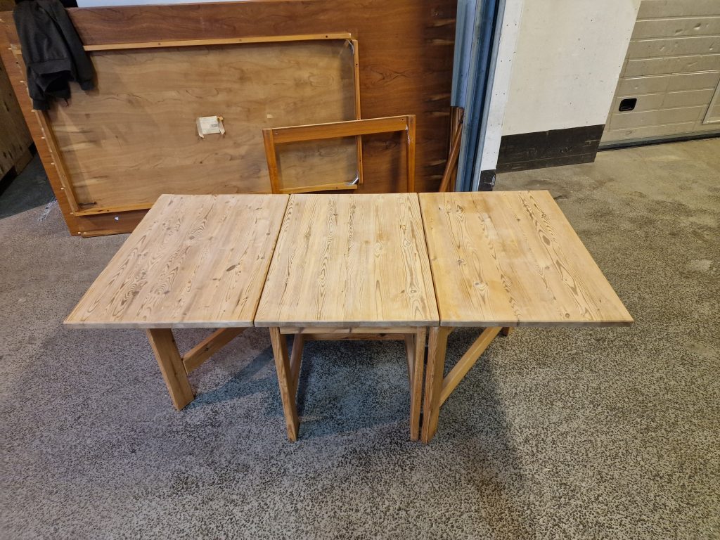 Spisebord i massiv fyrretræ med gateleg-ben — billede 9