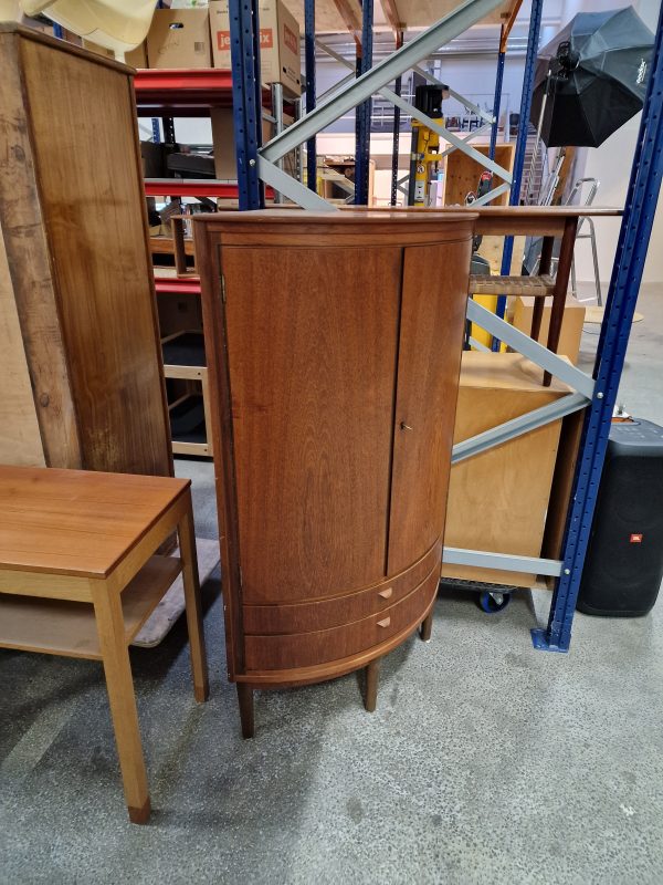 Hjørneskab, buet front, teak