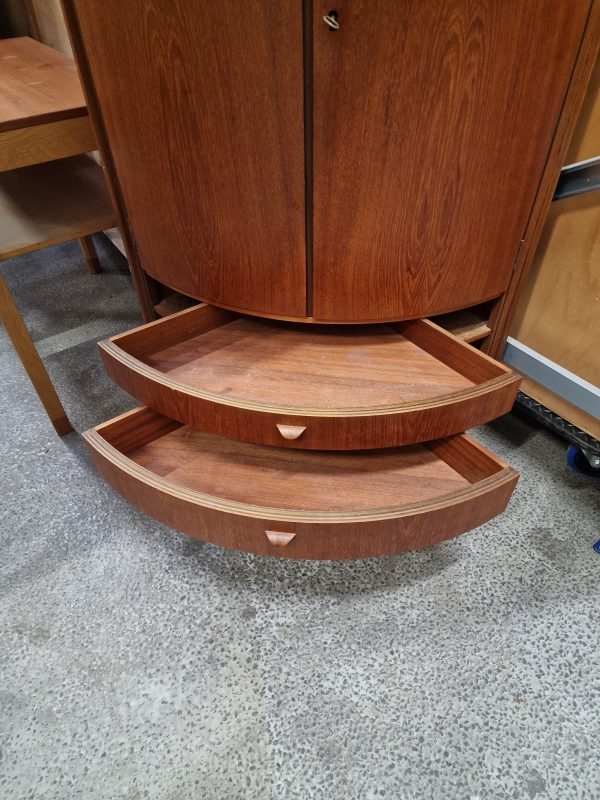 Hjørneskab, buet front, teak