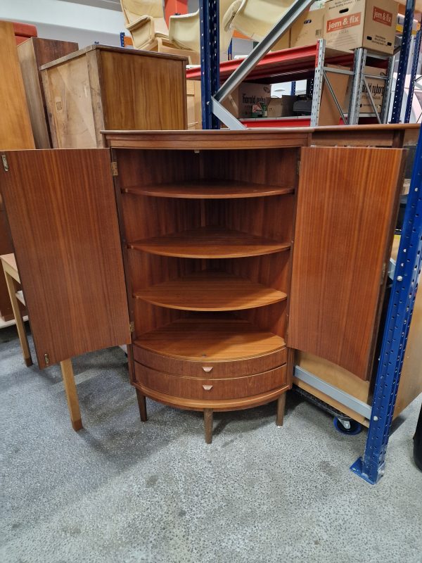 Hjørneskab, buet front, teak