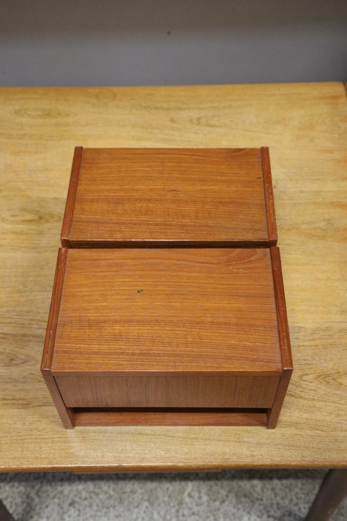 Sæt natborde i teak med hylde — billede 7