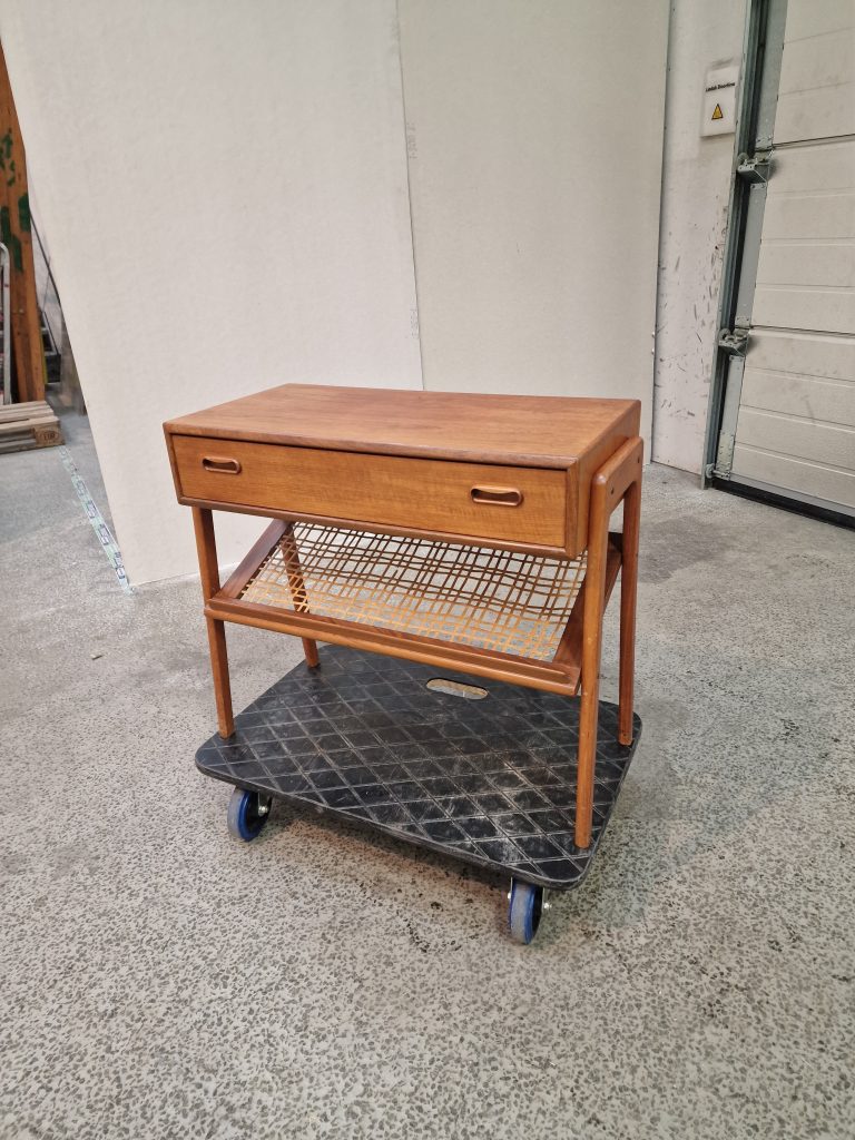 Sidebord med flethylde og skuffe, teak — billede 2