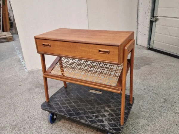 Sidebord med flethylde og skuffe, teak — billede 2