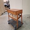 Sidebord med flethylde og skuffe, teak — billede 8