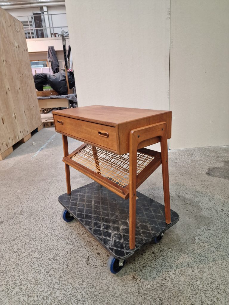 Sidebord med flethylde og skuffe, teak — billede 8