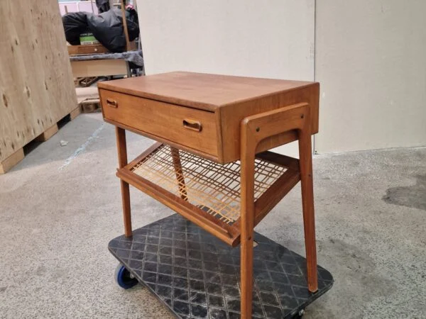 Sidebord med flethylde og skuffe, teak — billede 8
