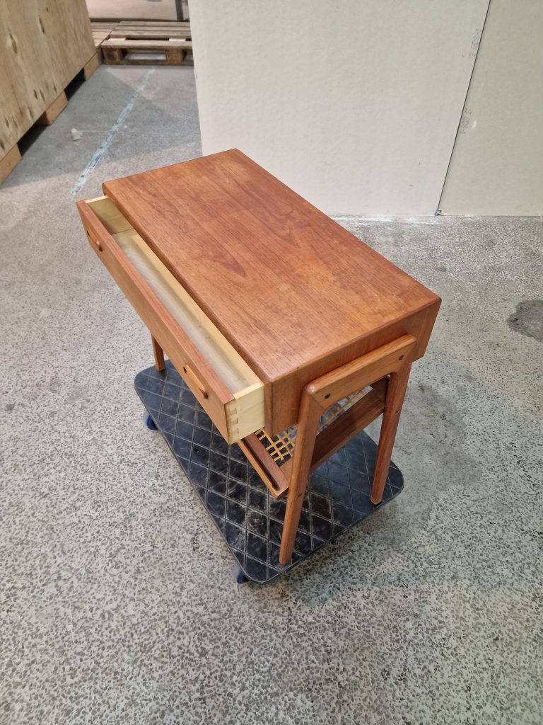 Sidebord med flethylde og skuffe, teak — billede 7