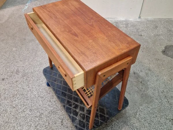 Sidebord med flethylde og skuffe, teak — billede 7