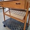 Sidebord med flethylde og skuffe, teak — billede 6