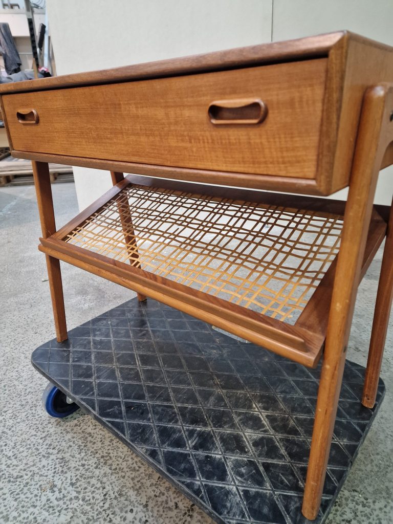 Sidebord med flethylde og skuffe, teak — billede 6