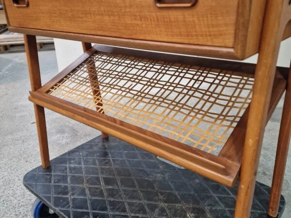 Sidebord med flethylde og skuffe, teak — billede 6