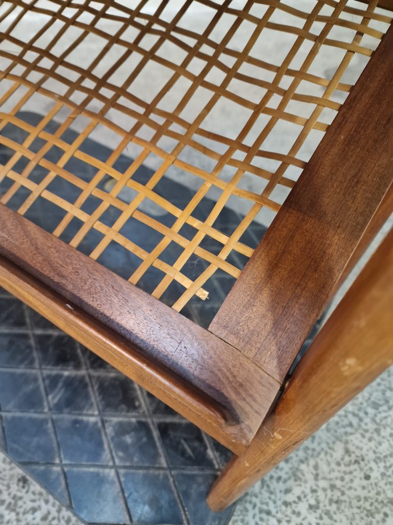 Sidebord med flethylde og skuffe, teak — billede 5