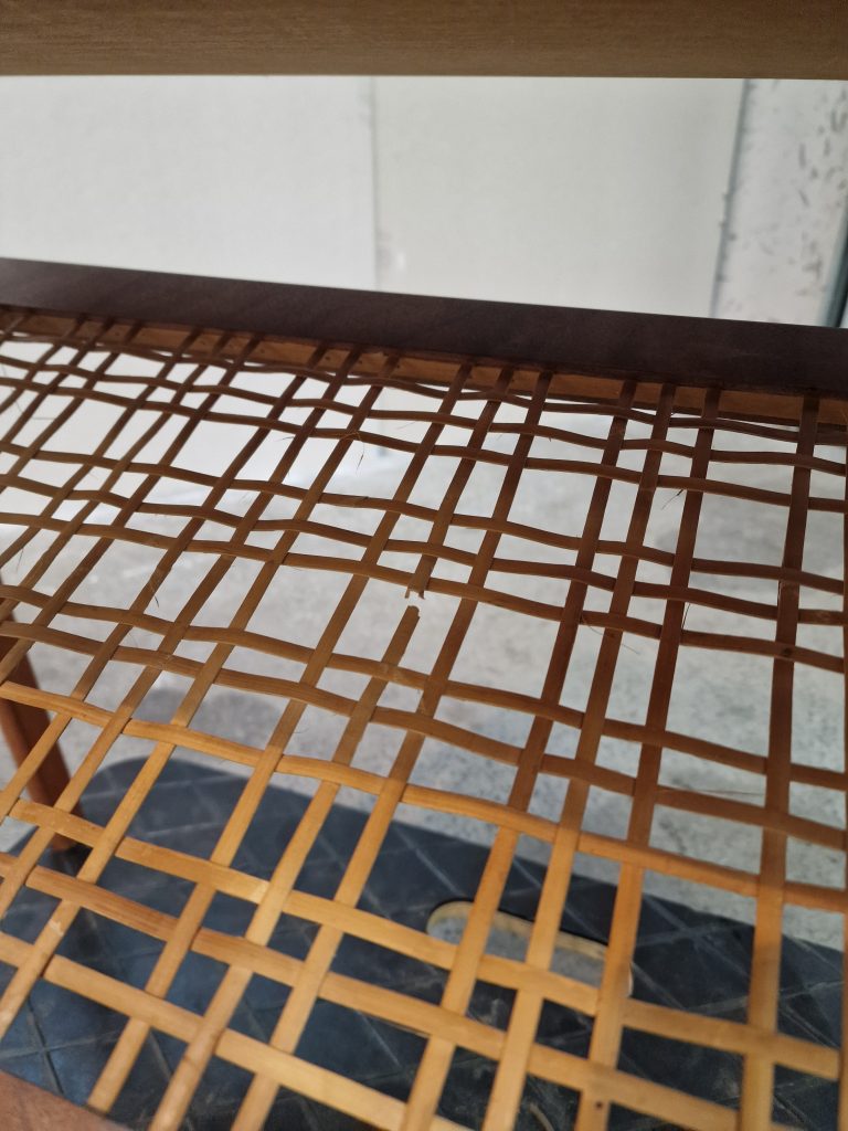 Sidebord med flethylde og skuffe, teak — billede 4