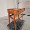 Sidebord med flethylde og skuffe, teak — billede 3