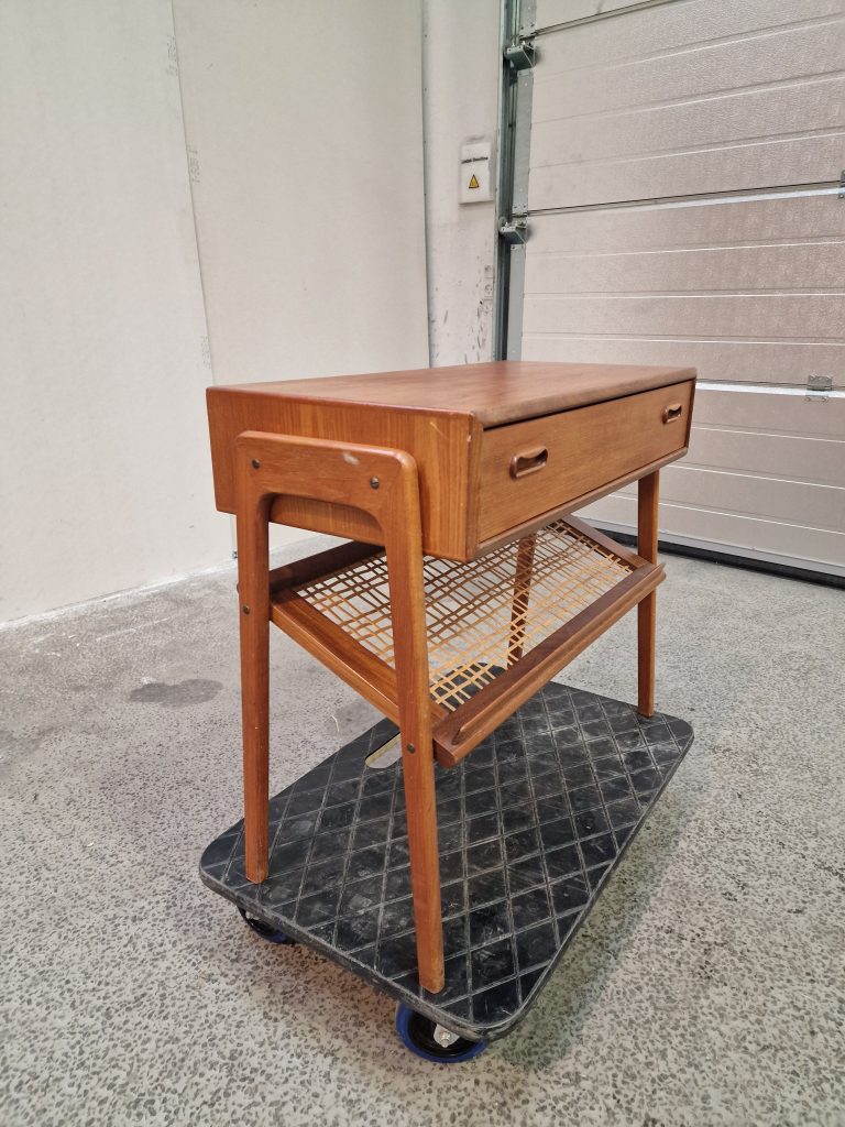 Sidebord med flethylde og skuffe, teak — billede 3