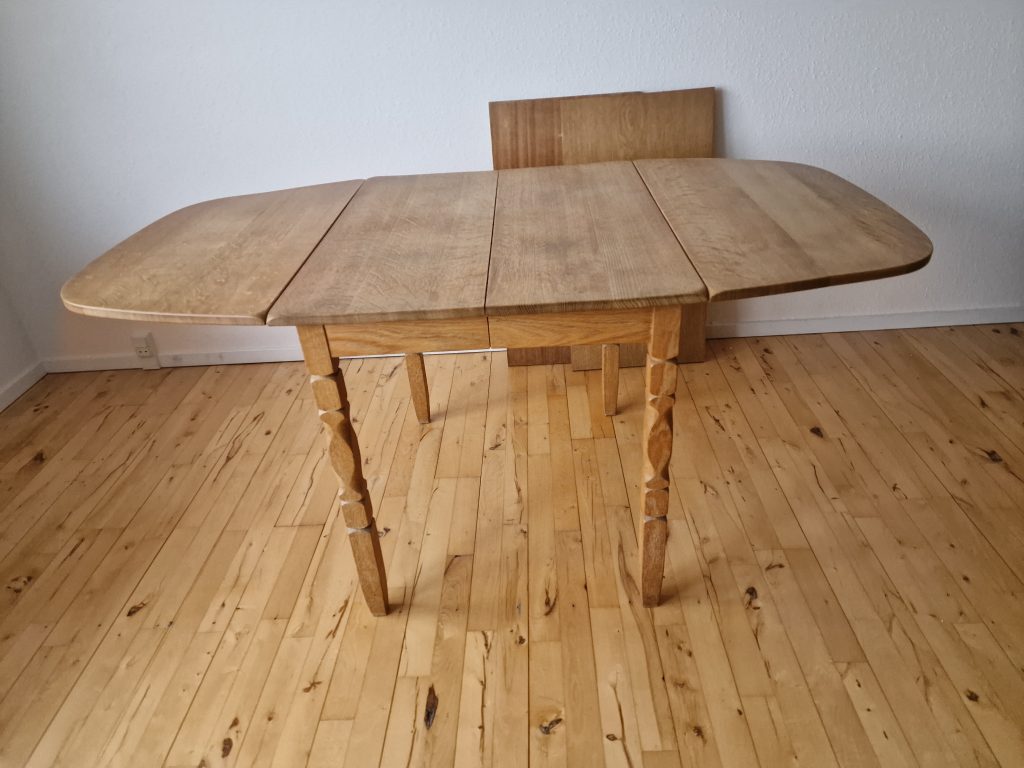 Smalt spisebord i massiv egetræ med endebuer og to tillægsplader — billede 3