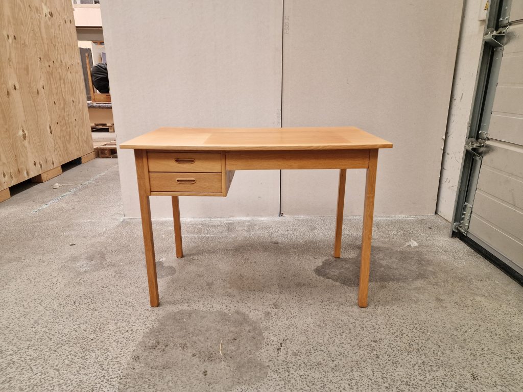 Smalt skrivebord i egetræ med to skuffer