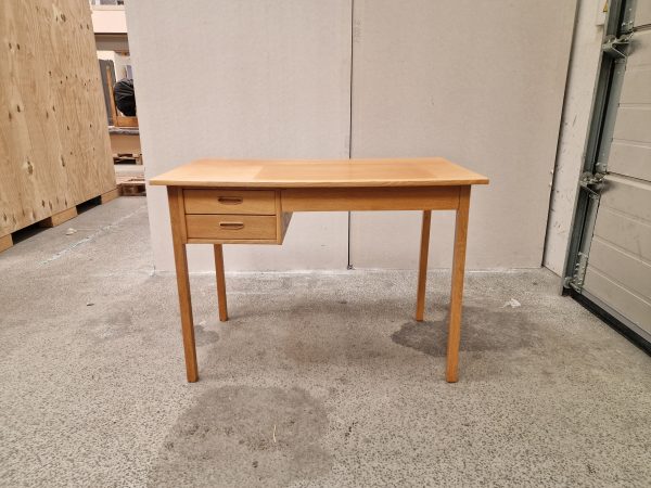 Smalt skrivebord i egetræ med to skuffer