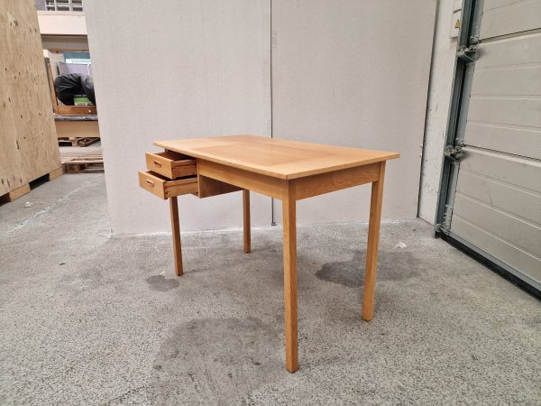 Smalt skrivebord i egetræ med to skuffer